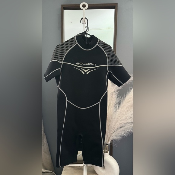 Black‎ and White Rash Guard with V-Shaped Design - Picture 2 of 7